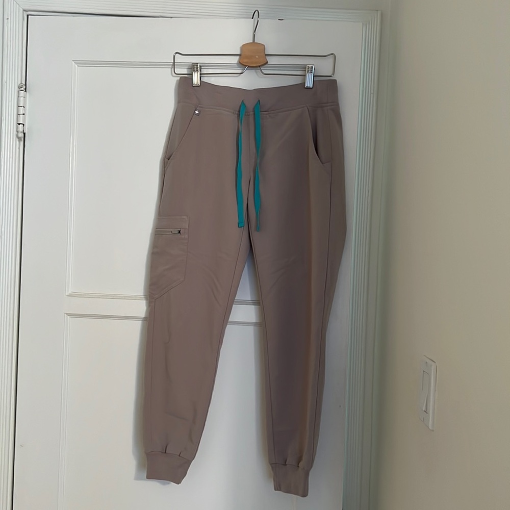 Figs jogger scrub pants. Petite.